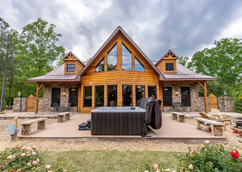 Little River Lodge w/ Hot Tub (Sleeps 12) - Image 1