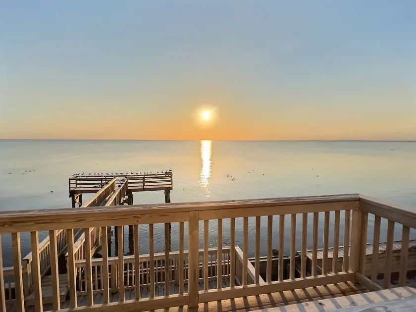 Sunset Bay Views, Sleeps 9, Steps from Beach - Image 1
