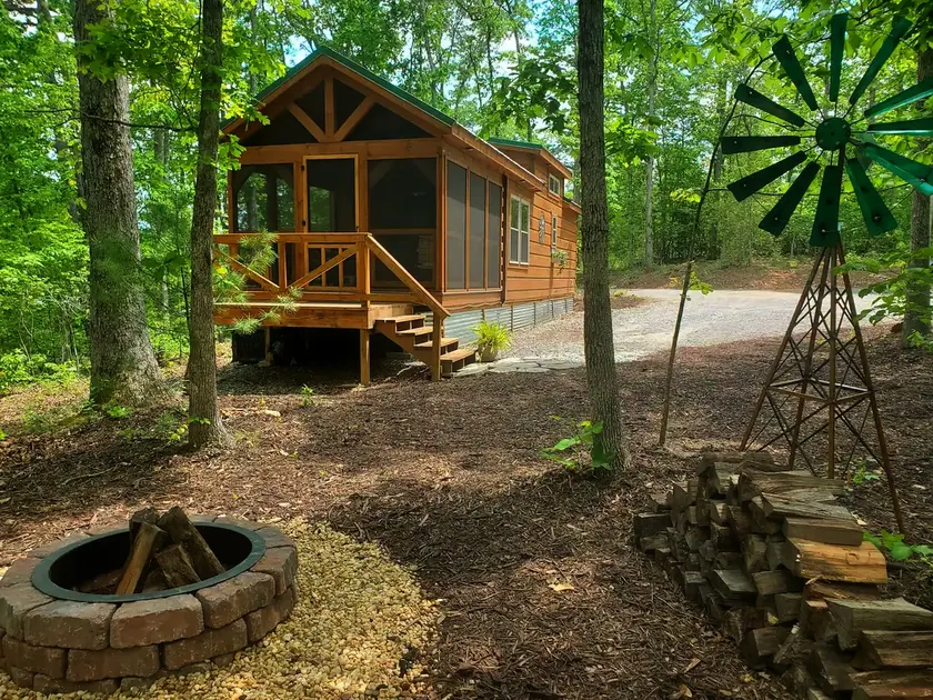 Cozy Tiny Cabin Retreat - Image 1