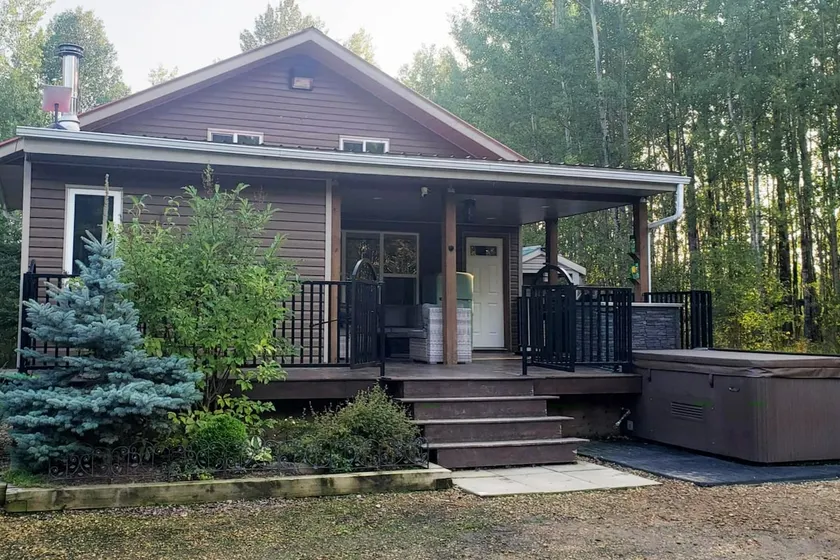 Red Roof Retreat - Private Property with Hot Tub - Image 1