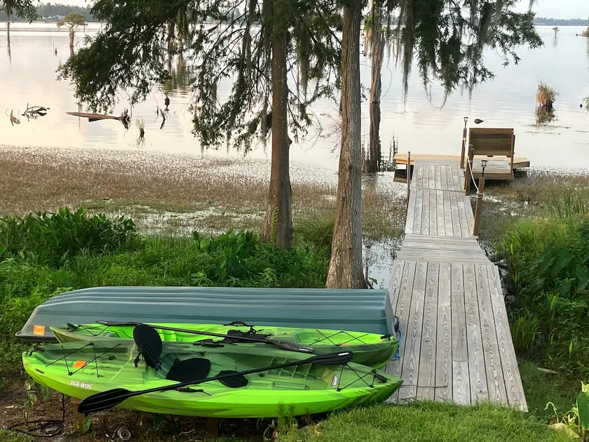Lake Front Studio Style Cottage with EV Charger - Image 1