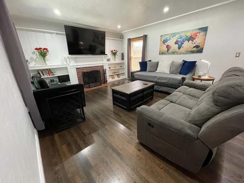 3 Bedroom Fully Equipped House by Studios/Airport! - Image 1
