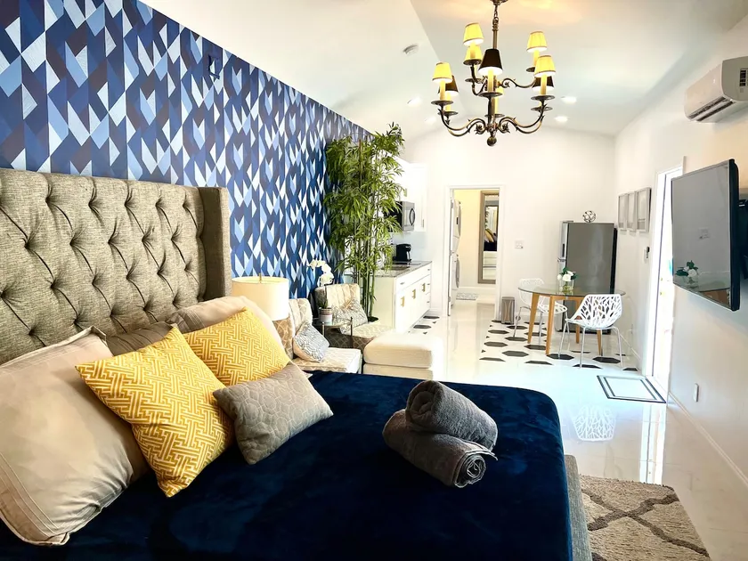 Sundy Studio 2 Modern Apt by Beach & Shops - Image 1