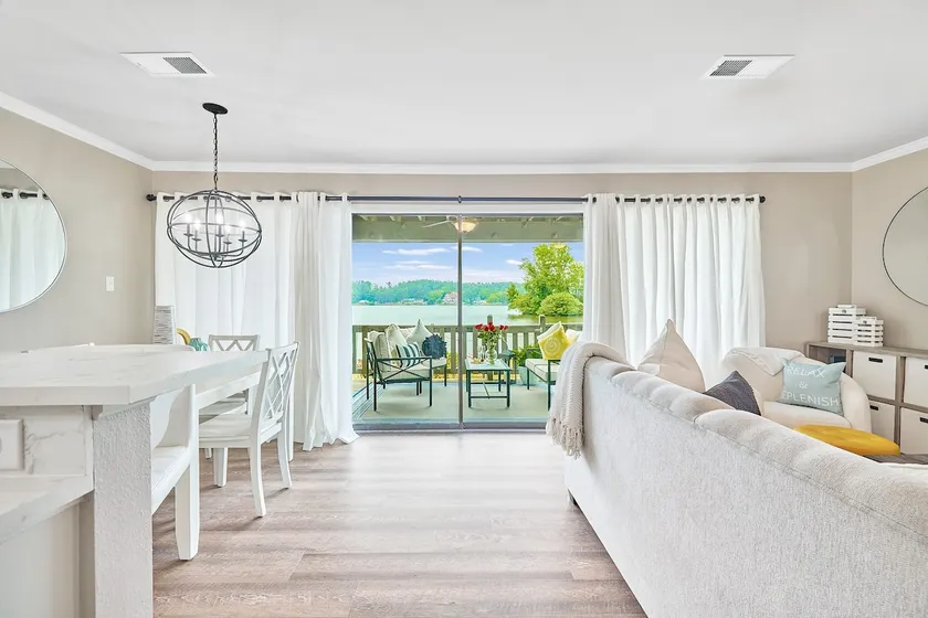 Waterfront Paradise 20 steps from back deck to pool and lake with free Wi-Fi - Image 1