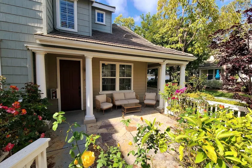 1650sqft Large Renovated TH w/ Patio - Image 1
