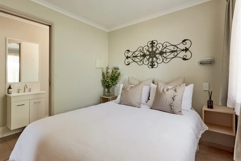 Cozy Tenterfield Cabin – Ensuite, Kitchen & Deck - Image 1