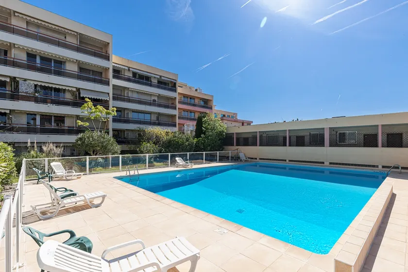 2 Bedrooms / Pool / Parking / AC - Image 1