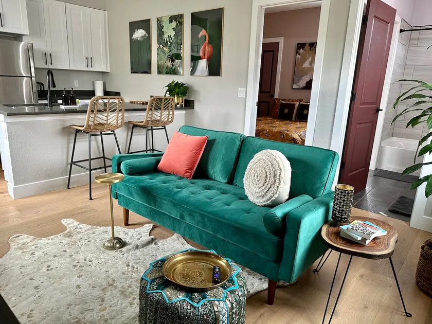 Pet-Friendly Artist’s Retreat in Vibrant Highlands - Image 1