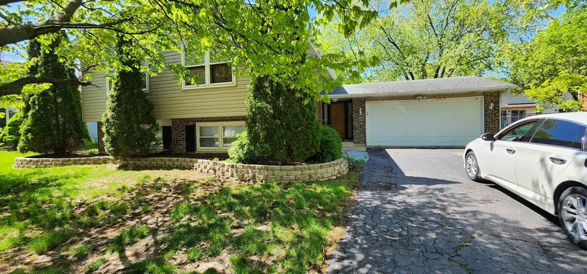 Peaceful Bolingbrook Getaway - Image 1