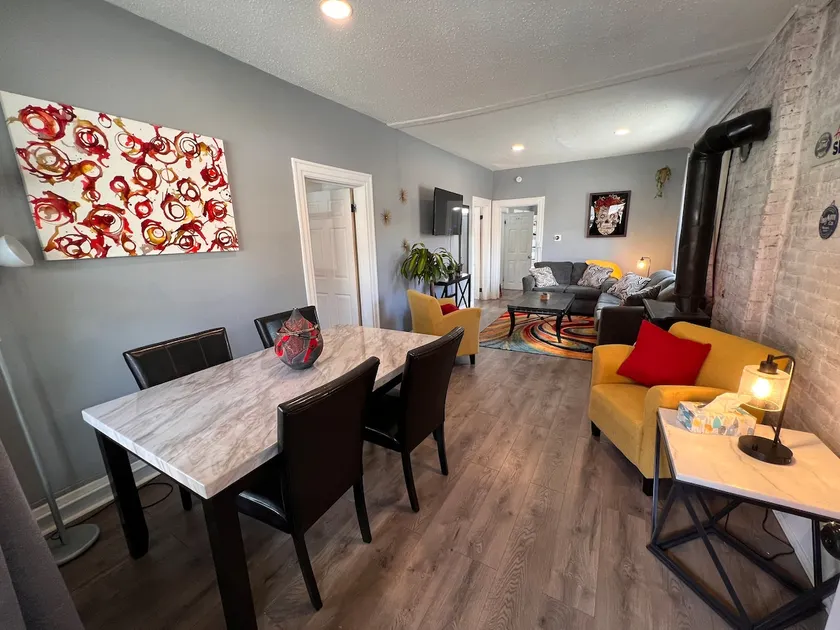Artsy Baker Apartment - Image 1