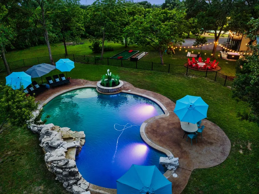 Near Downtown~Pool on 2 Acres~Pickleball~Sleeps 22 - Image 1