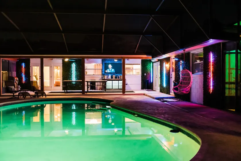 * Beautiful Lakehouse with Pool and Movie Theater* - Image 1