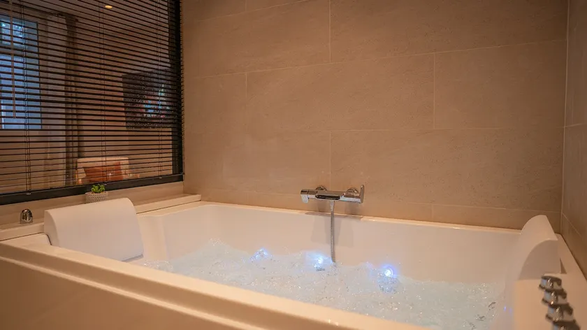 Luxury Suite with Jacuzzi/Hot Tub, King Size Bed - Image 1