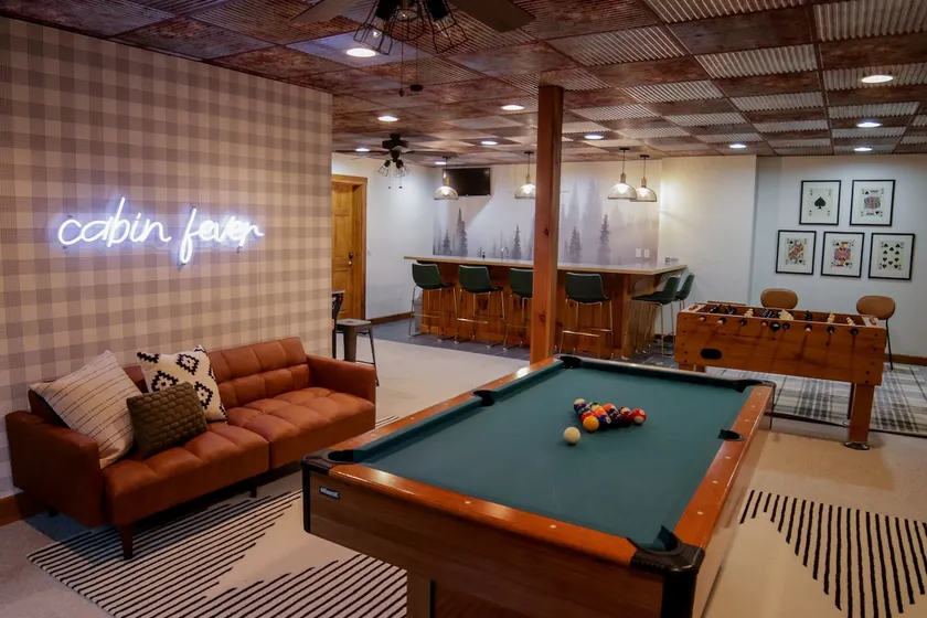 4,000 sq/ft Cabin w/Hot Tub, Firepit & Game Room - Image 1