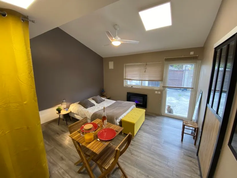 Independent studio with air conditioning + secure private parking + TV - Image 1