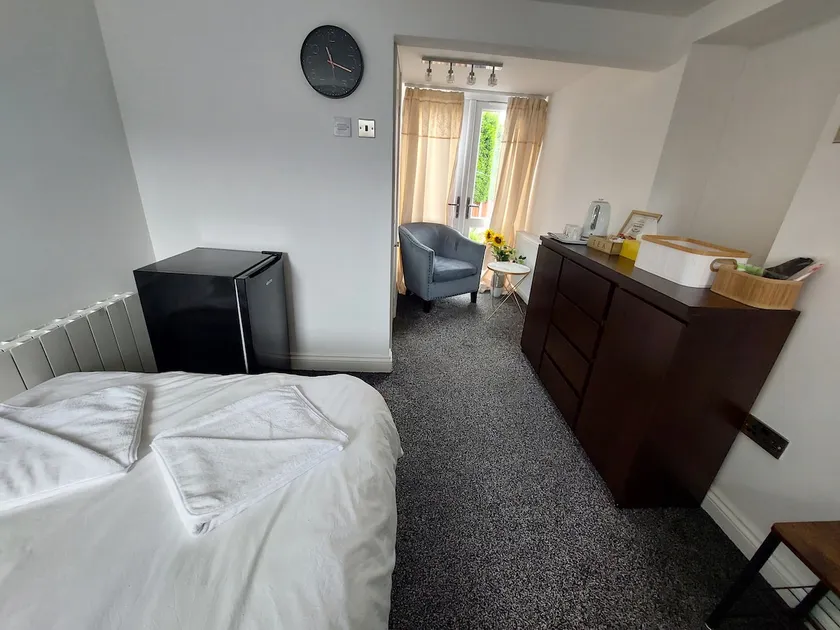 Private room/annexe/extension 20min walk to airpor - Image 1