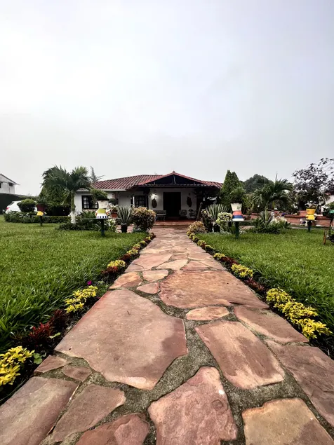 Estate with Pool and 2,500 m² | Near the Market - Image 1