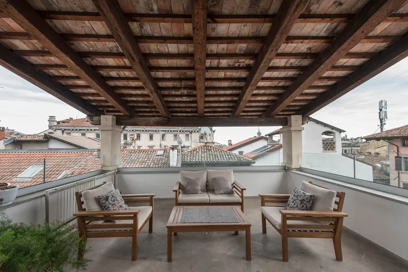 Residence with rooftop terrace {very central} - Image 1