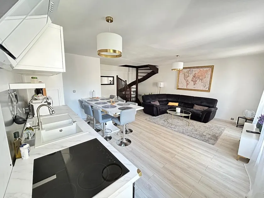 Spacious Duplex in the hyper center Linens Provided - Image 1