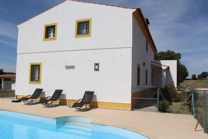 Country house with pool - Image 1