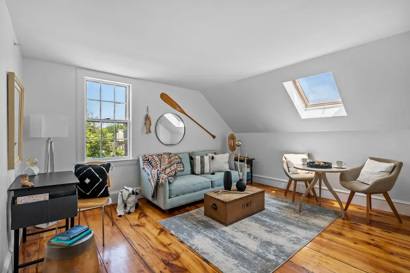 Downtown Rockport|King Bed w/Parking|Walk to Train - Image 1