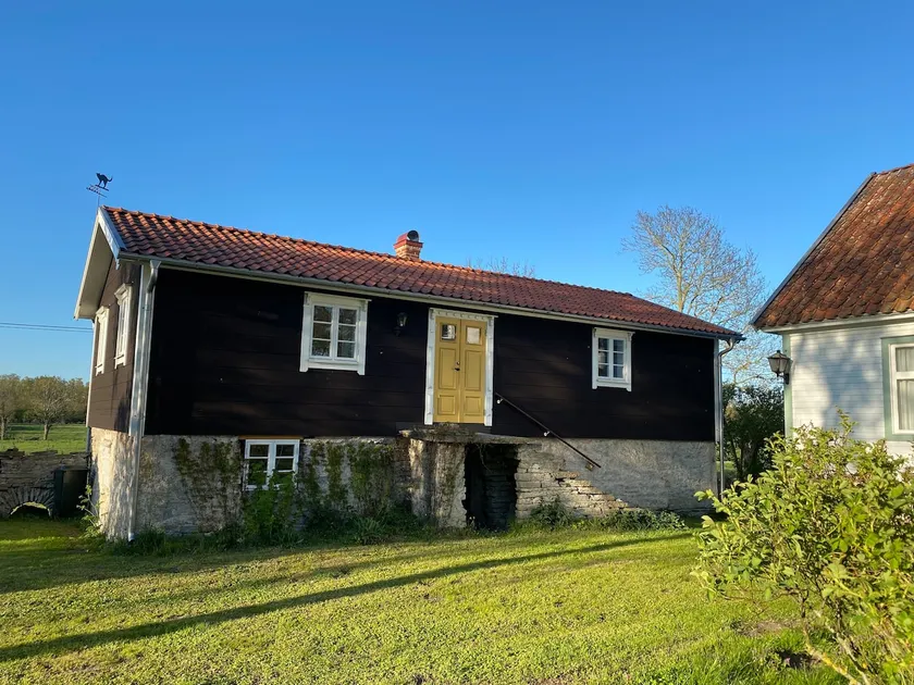 Hut in pastoral idyll - Image 1