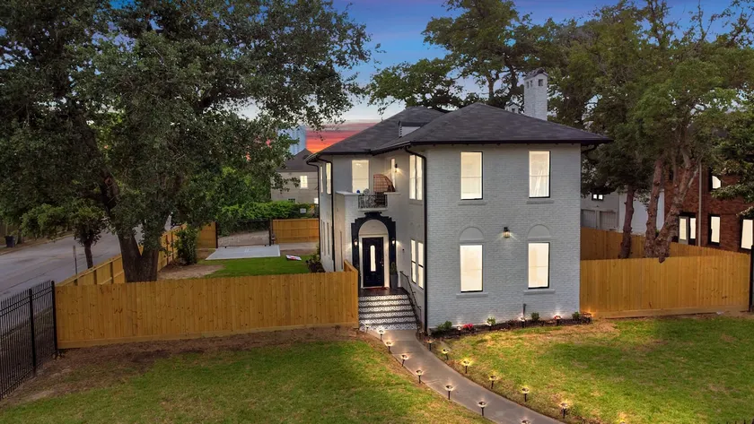 LuxRetreat- 5 mi to Rodeo & FIFA-Sleeps 24 |Gated - Image 1