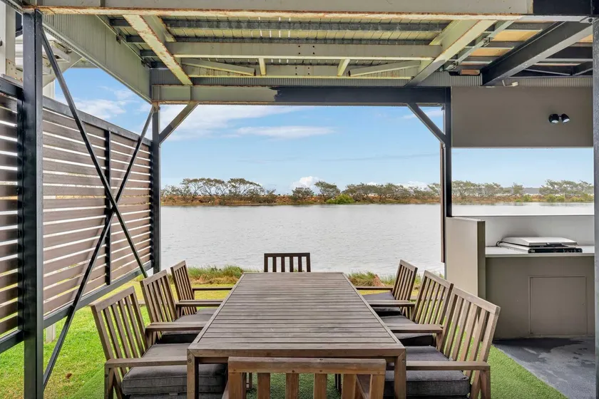 Ingenia 3 Bedroom Waterfront Superior Cabin - Image 1