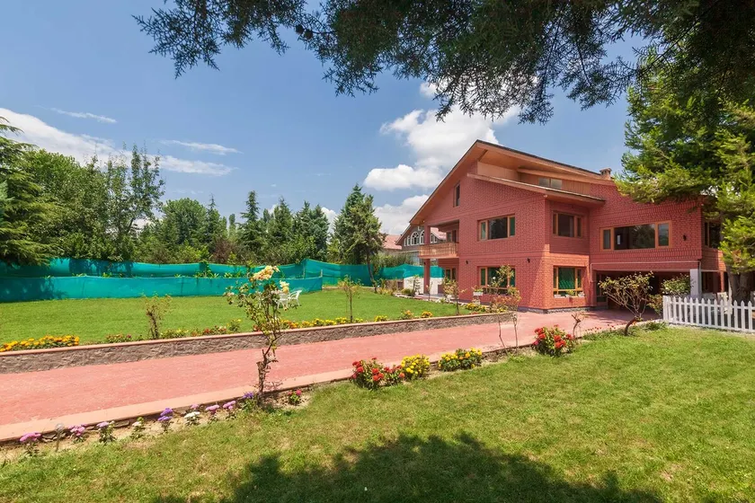 StayVista Pinewood Villa Near Srinagar Airport - Image 1