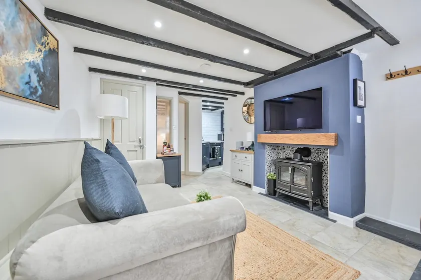 Luxury Couple's Getaway with River Views and Parking - Image 1