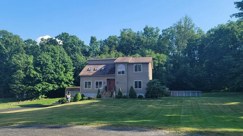 A Perfect Upstate Family Getaway with a Pool - Image 1