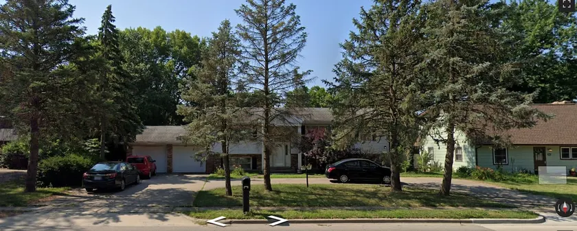 Huge home w/fenced in back yard. - Image 1