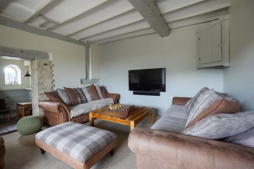 Charming Beoley Farmhouse - Image 1