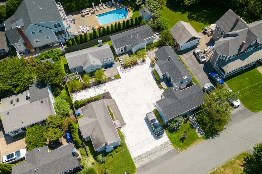 Ellery Beach Bungalow #43– Walk to Beaches & Bites - Image 1