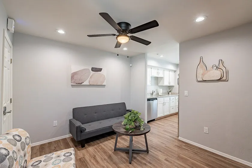 Cozy Modern Updated Luxury Flat *EV Charging* - Image 1