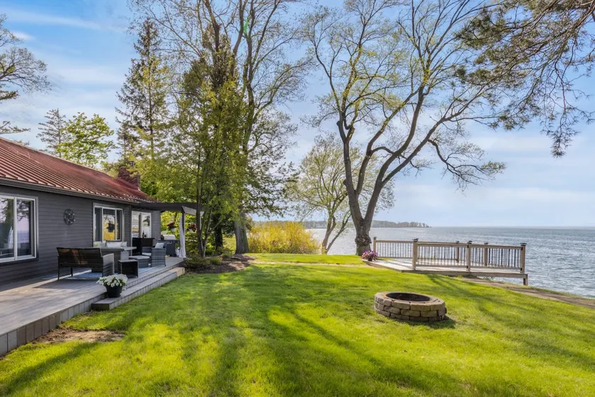Lake Ontario Beauty! Sleeps 4! - Image 1
