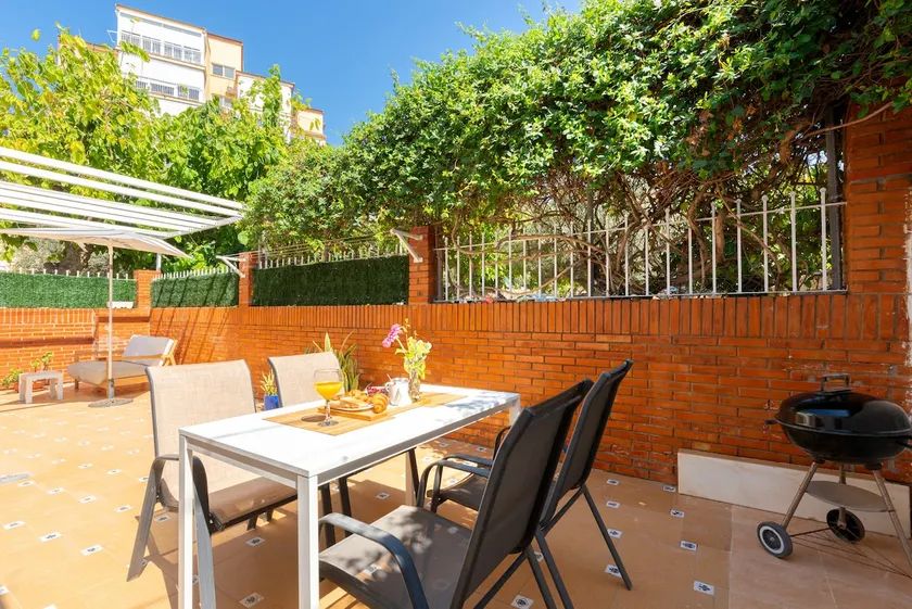 WintowinRentals Close to the beach, Private Terrace & Parking - Image 1