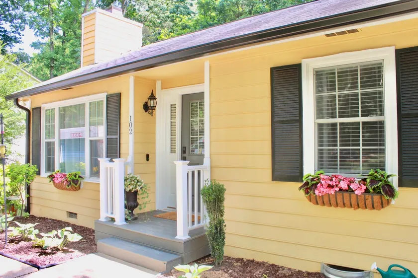 Coastal luxury in small town - Image 1
