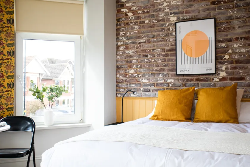 Bright, modern studio w/private parking - Image 1