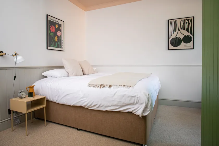 Newly renovated en-suite room w/ parking - Image 1
