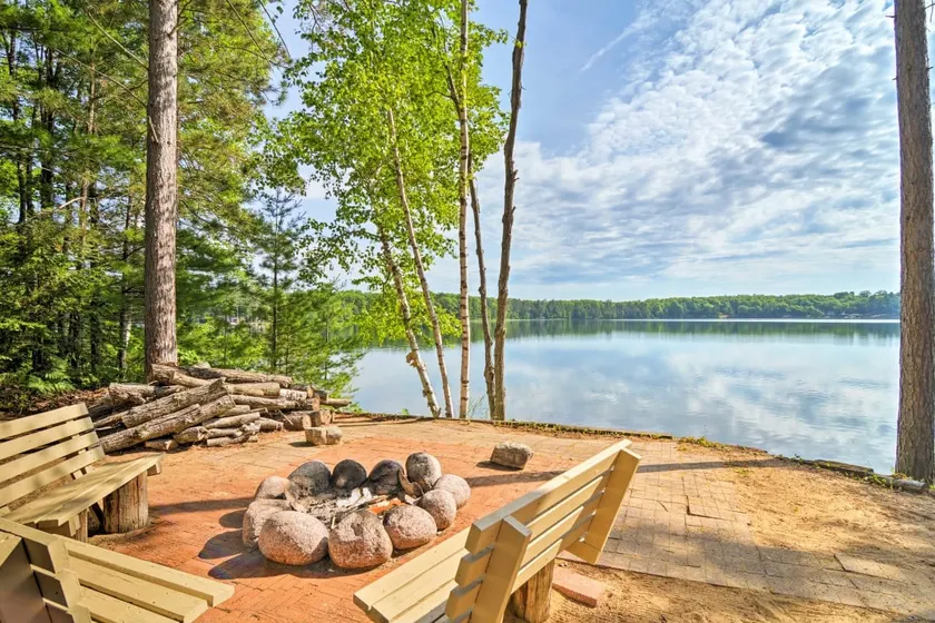 Upper peninsula lakefront paradise - Image 1