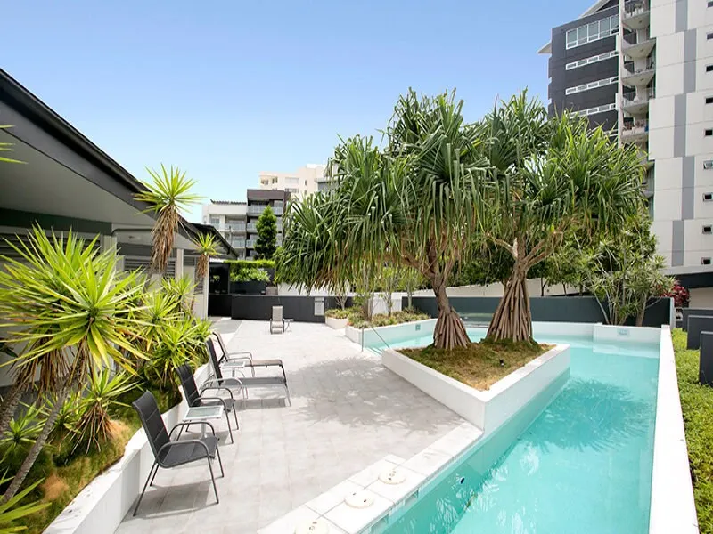 Stylish Large 2Bed2Bath Apartment - Image 1