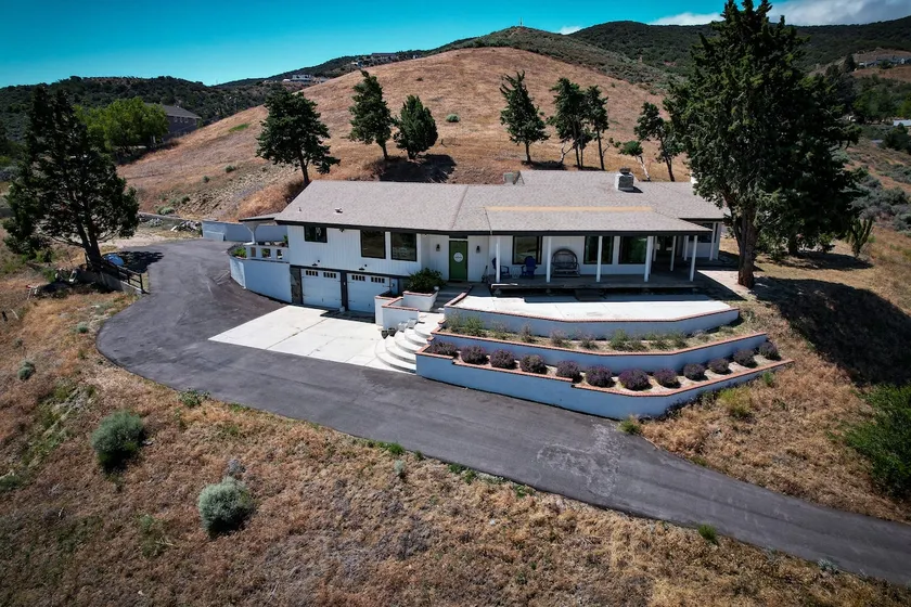Country Feel with Stunning Views - Image 1