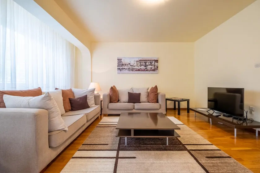 Classy Central Apt+Free Parking - Image 1