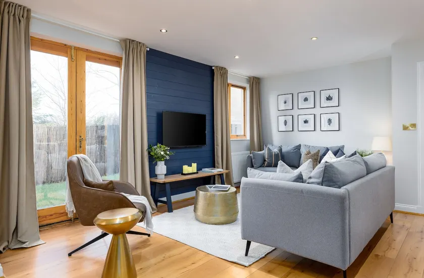 Stunning 2 bed flat with parking, and garden with mountain views - Image 1