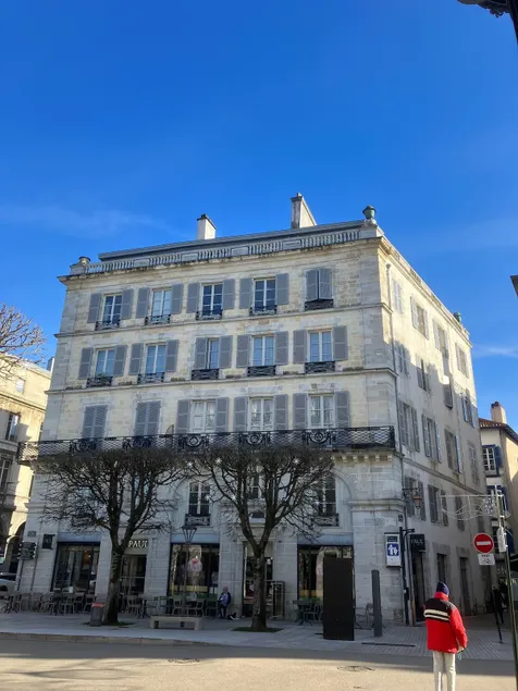 Large 2 bedroom in the heart of the city. - Image 1