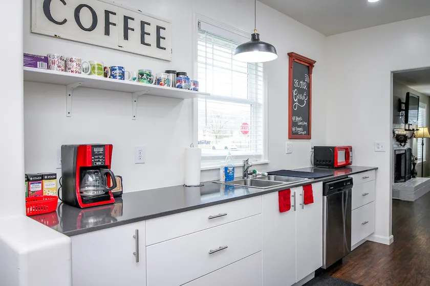 Quinn's Cottage, Cozy Downtown Home! Sleeps 8 - Image 1