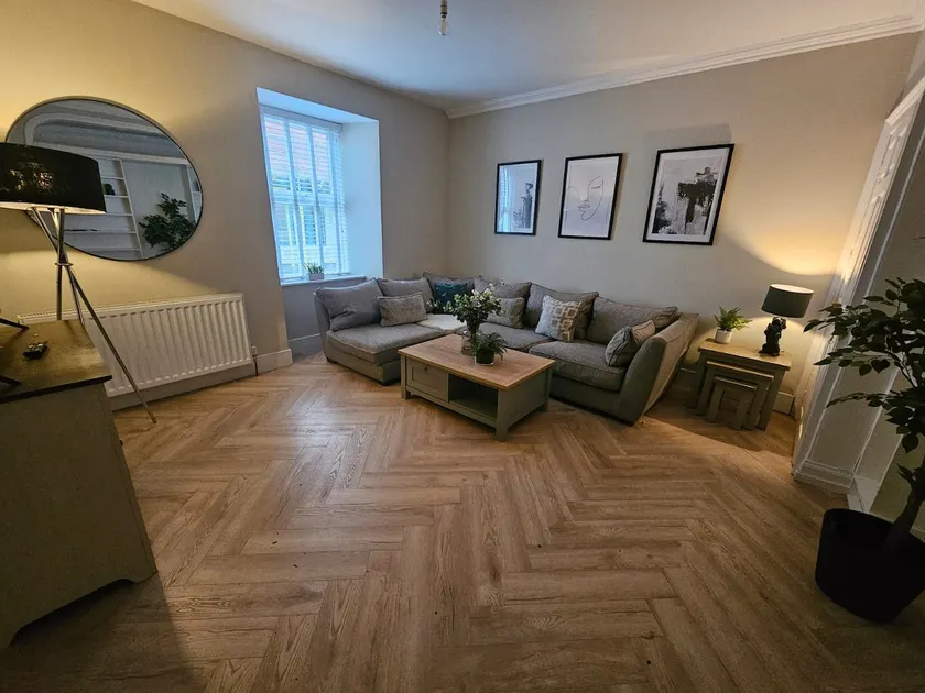HollyJess Hoose - Image 1