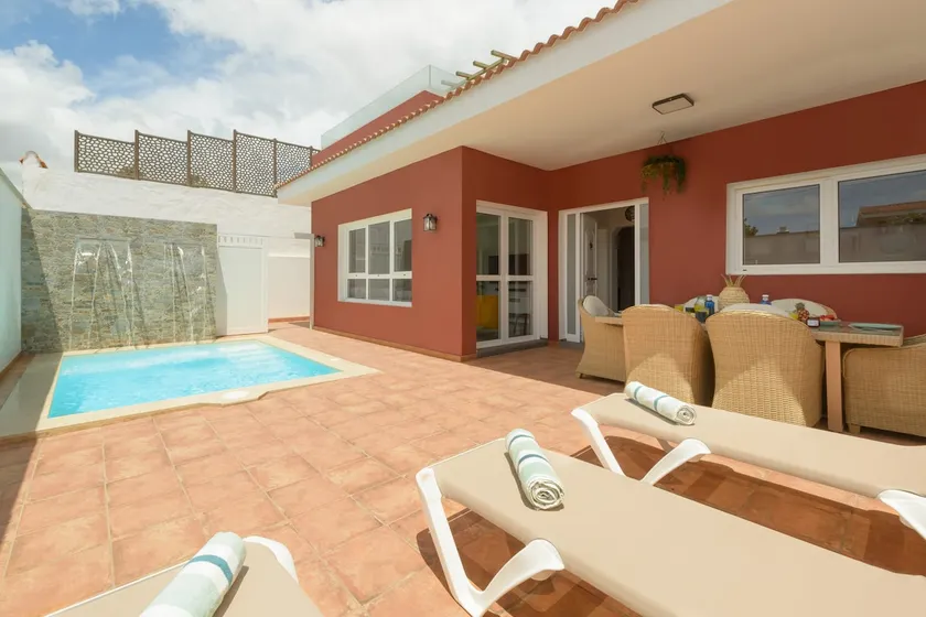 Chalet with pool on the beach - Image 1