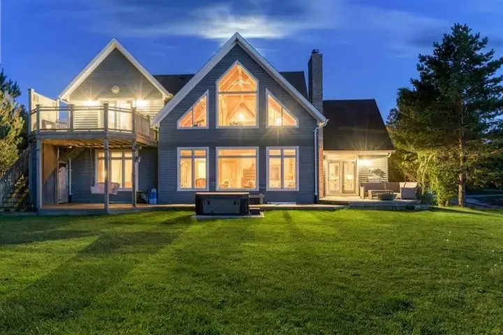 Lakefront Lodge Estate w/Hot Tub, Sauna & Beach - Image 1